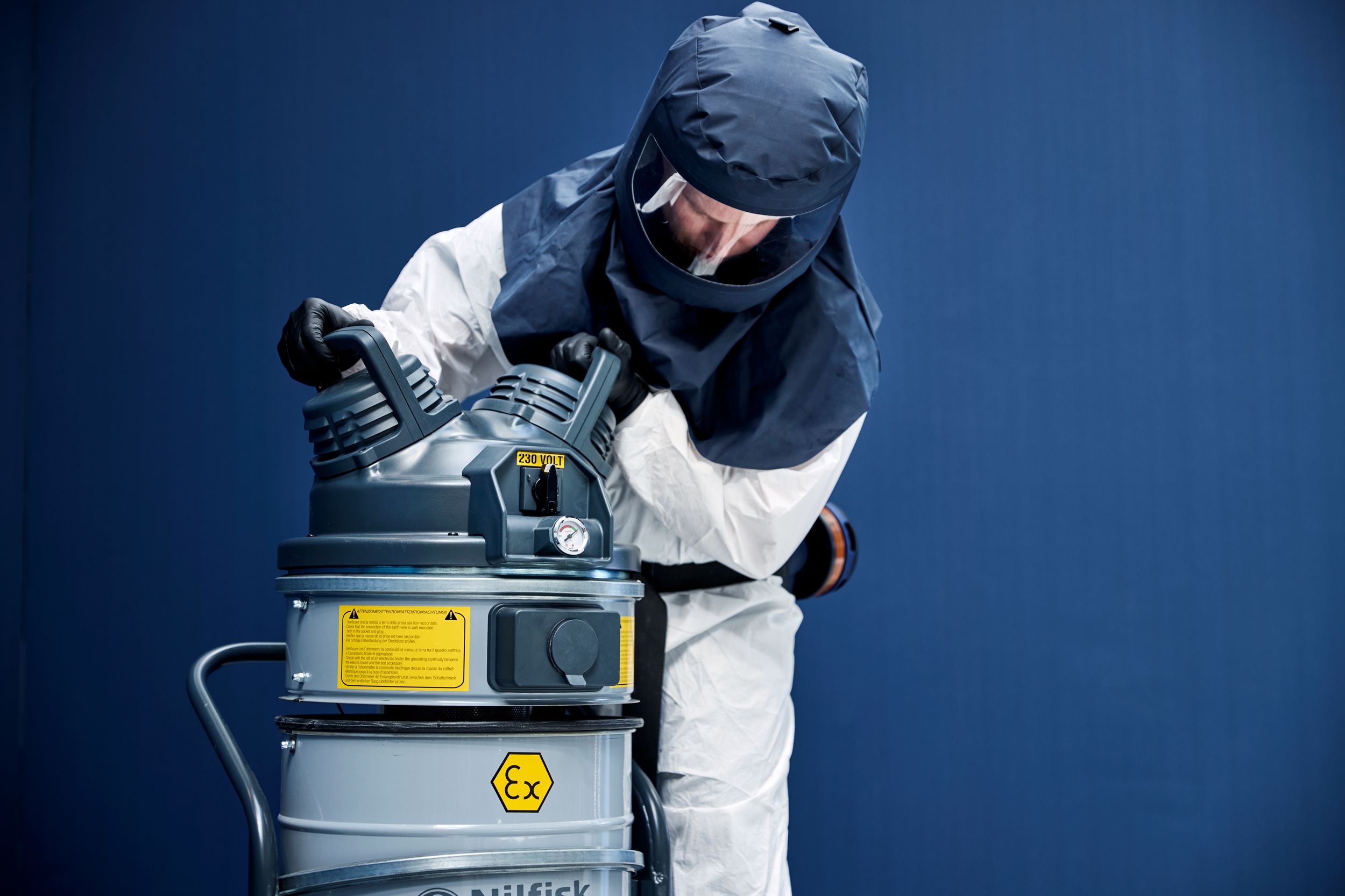 Industrial vacuum cleaners for heavy-duty cleaning
